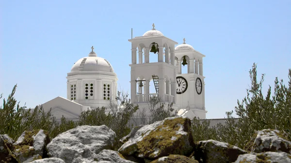 Vita kyrkan mot blå himmel bakgrund — Stockfoto