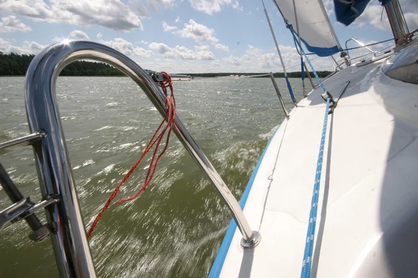 Splashes of water seen from speeding yacht under sails — Stock Photo, Image
