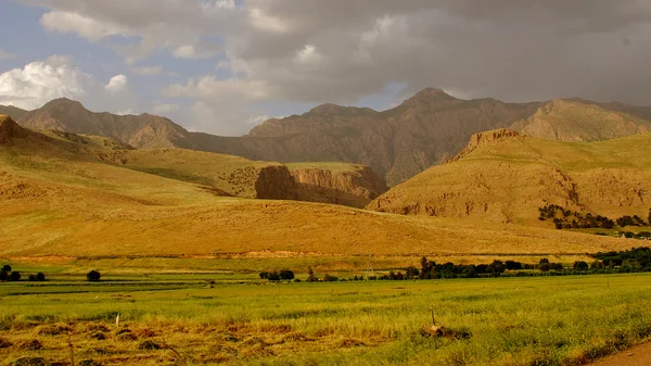 Irakische Berge in der autonomen Region Kurdistan in der Nähe von iran — Stockfoto