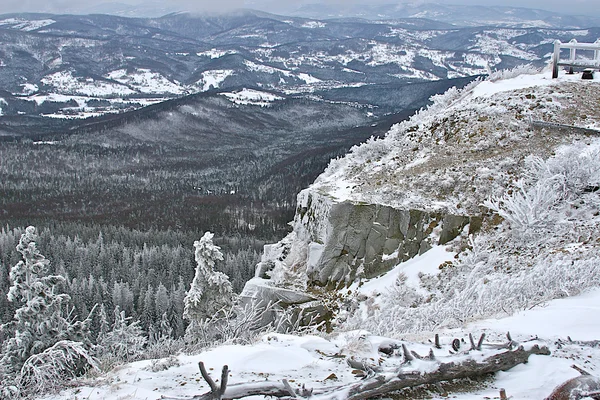 Заморожені скелі в засніжених горах . — стокове фото