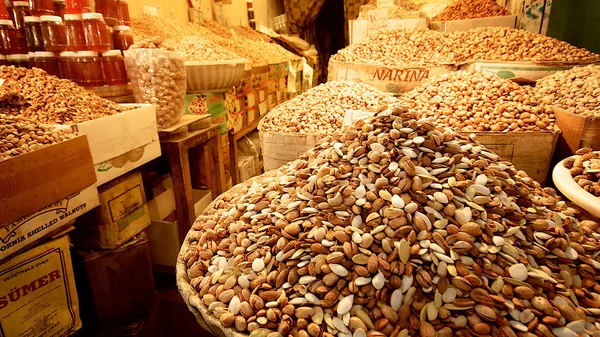 Орехи, миндаль и сухофрукты на базаре Стоковое Изображение