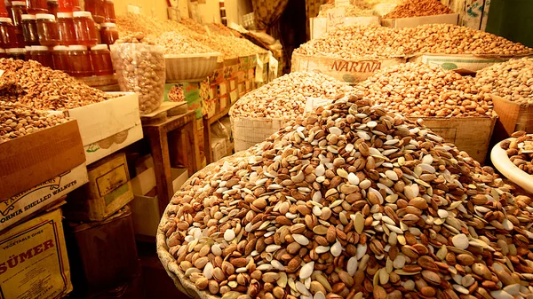 Noix, amandes et fruits secs sur un stand de bazar Images De Stock Libres De Droits