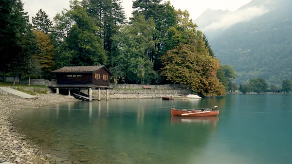 Canoe on lake in Swiss Alps — Stock Photo, Image