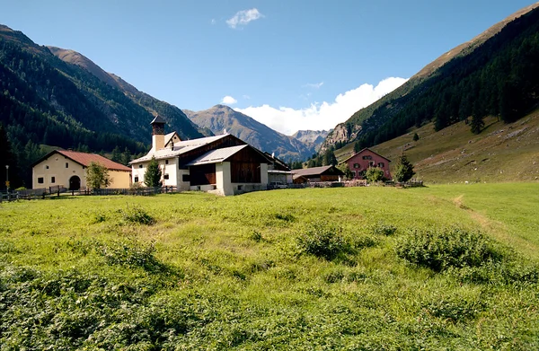 Alpine rural scene seen from a rocky ridge. Hiking in Swiss Alps. — Stock Photo, Image