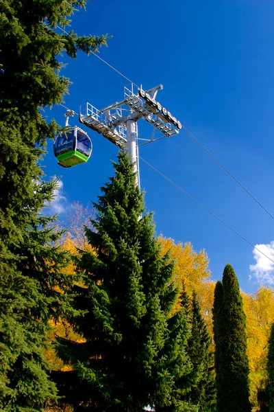 Aerial tram, cable car in park in autumn — Stock Photo, Image