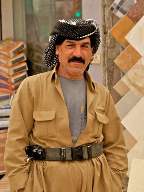 tulum giyen kurd ve kemer Erbil, Irak Kürdistanı, Irak.