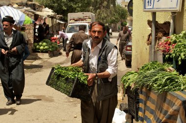 Irak ın Bazaarı (Pazar) üzerinde duruşu sebze taşıyan bakkal