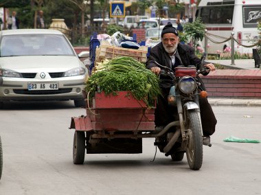 Eski Türk şehrin sokaklarında yeni karşılar. Sebzelerini ın Bazaarı pazara taşıyan bakkal.