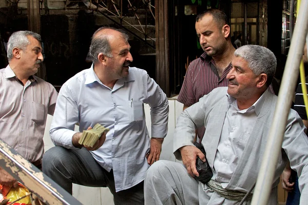 Negosiasi keuangan di Kurdistan Irak. Karena inflasi yang besar dan rendahnya denominasi - jumlah uang kertas yang berpindah tangan. Irak, Timur Tengah — Stok Foto