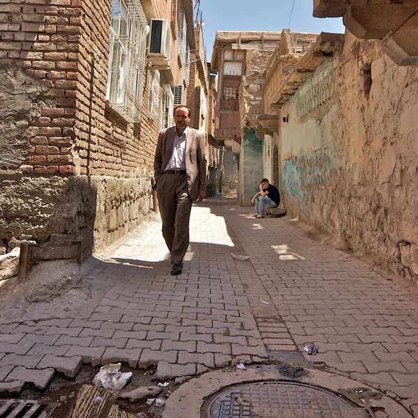 Vicoli posteriori del centro storico di Diyarbakir. Situato in parte dietro le mura medievali questo quartiere soffre di sottoinvestimenti. Turchia — Foto Stock