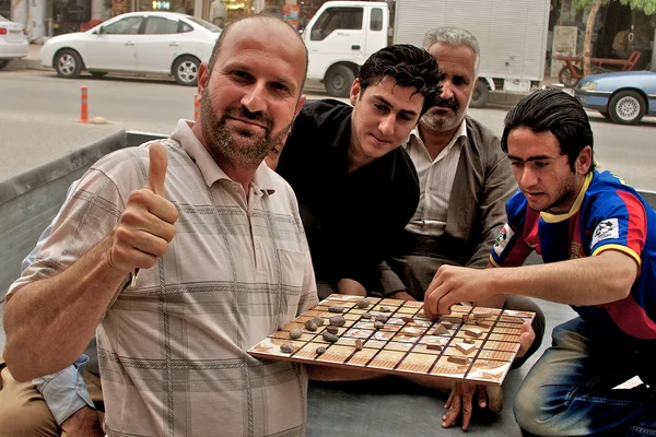 Persone che giocano tradizionale gioco da tavolo, Arbil, Kurdistan autonomo, Iraq — Foto Stock