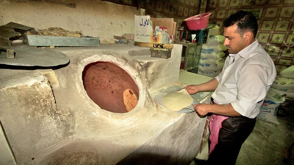 Pan horneado en panadería típica de Oriente Medio. Kurdistán, Iraq — Foto de Stock