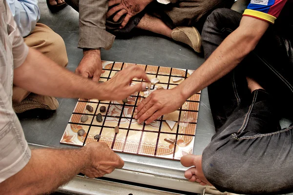 Люди, играющие в традиционную настольную игру, Эрбил, Иракский Курдистан Стоковая Картинка