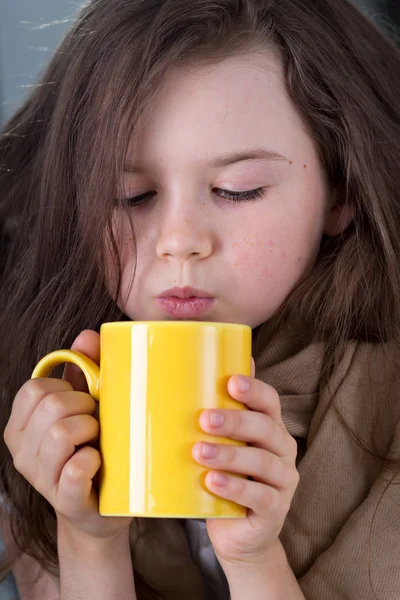 kız sıcak içecek üfleme