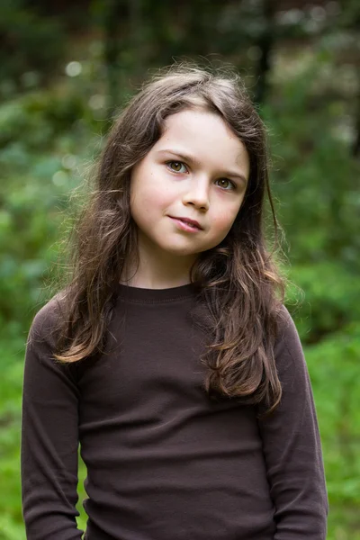 Mädchen im Wald — Stockfoto