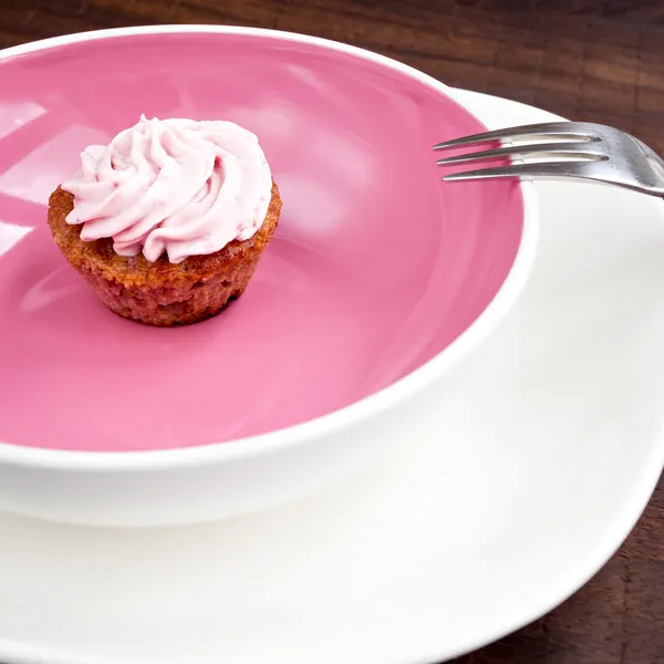 ピンクのラズベリーのミニカップ ケーキ — ストック写真