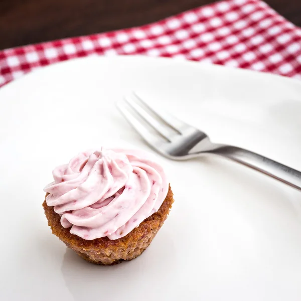Pink raspberry cupcake — Stock Photo, Image