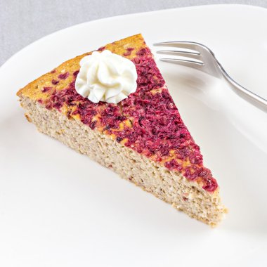 krem şanti ile cheescake parçası