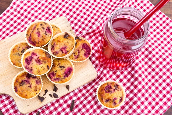 Cherry and dark chocolate muffins — Stock Photo, Image