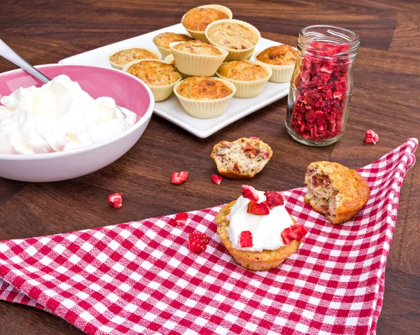 Muffin alla fragola con panna montata — Foto Stock