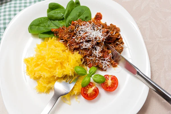 Köttfärssås och spaghetti squash till middag Royaltyfria Stockfoton