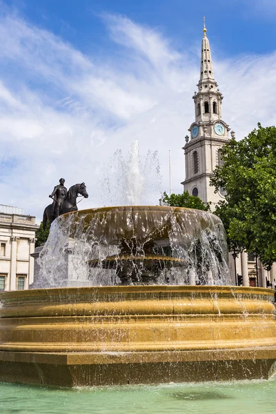ロンドン中心部の噴水トラファルガー広場 — ストック写真