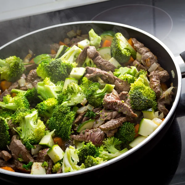 Frying meat and vegetables — Stock Photo, Image