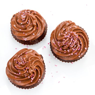pembe Hindistan cevizi sprinkles ile çikolatalı kek