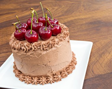 Kiraz ile süslü çikolatalı kek