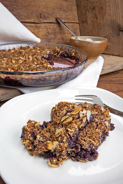 Blueberry crumble in rustic setting — Stock Photo, Image