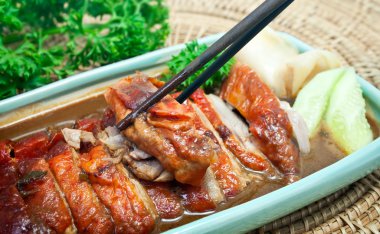 Kızarmış ördek fileto sebze ve sos ile