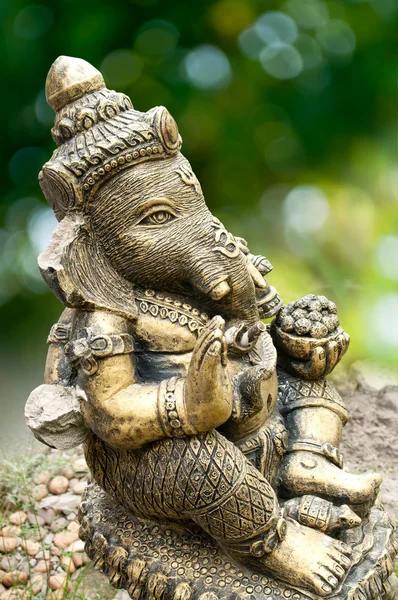 Statue de Ganesha sur fond vert — Photo
