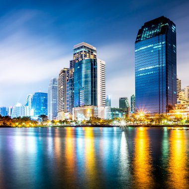 gece sahne cityscape