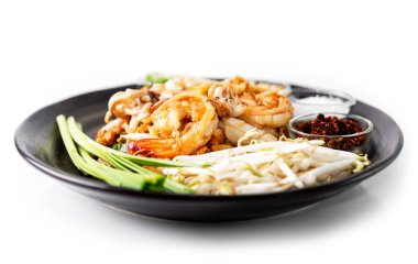 Tayland usulü karidesli erişte, Tayland usulü Tayland usulü meşhur sokak yemekleri, beyaz arka planda izole edilmiş.