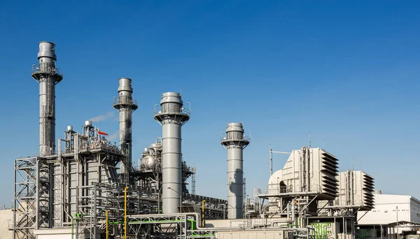 Budova Elektrárny Průmyslový Potrubní Systém Pozadí Modré Oblohy — Stock fotografie