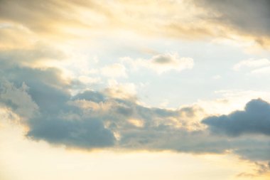 Gün batımında ya da gün doğumunda gökyüzünde yumuşak ve hareketli bulanık bulut