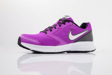 Portekiz, 9 Şubat 2022, Nike Sneaker Run. Nike, çok uluslu şirket. White 'ta izole edilmiş. Ürün çekimleri.