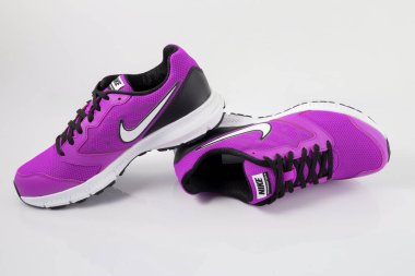 Portekiz, 9 Şubat 2022, Nike Sneaker Run. Nike, çok uluslu şirket. White 'ta izole edilmiş. Ürün çekimleri.