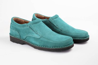 Beyaz arka planda deri botlar, izole edilmiş ürün..