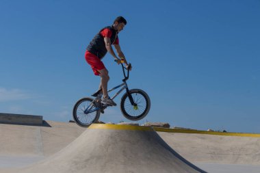Caminha, Portekiz - 28 Nisan 2022: Vila Praia de Ancora, Caminha, Portekiz 'deki şehir parkında BMX yapan genç.