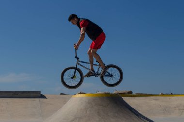 Caminha, Portekiz - 28 Nisan 2022: Vila Praia de Ancora, Caminha, Portekiz 'deki şehir parkında BMX yapan genç.