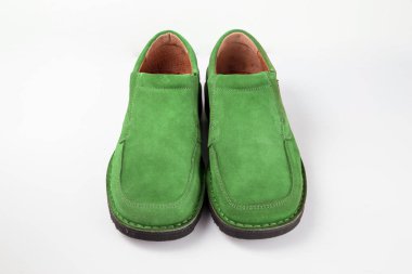 Beyaz arka planda izole edilmiş bir çift yeşil deri ayakkabı..