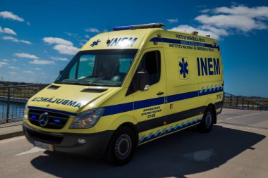 Sokakta ambulans var.