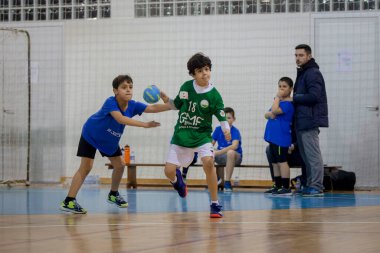 Viana do Castelo, Portekiz - 13 Kasım 2021: Afifense hentbol turnuvası için 13 Şubat 2021 'de düzenlenen hentbol maçı Vermoim' e karşı savaşan Afifense oyuncusu.