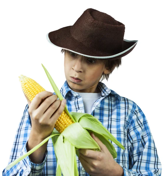 Kukurydza łuskanie chłopca gospodarstwa — Zdjęcie stockowe