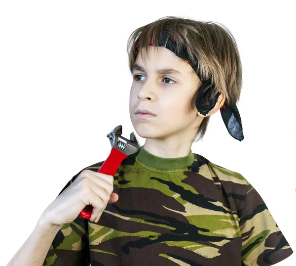Мальчик в бандане с гаечным ключом — стоковое фото