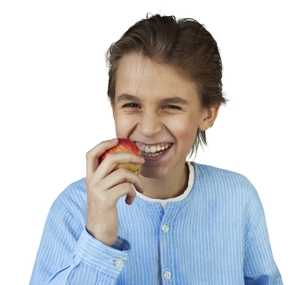 Молодий хлопчик їсть червоне яблуко — стокове фото