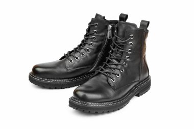 Siyah botlar beyaza izole edilmiş. Beyaza izole edilmiş çelik kaplama deri botlar. Siyah asker botları, siyah asker botları.