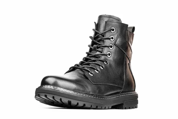 白いブーツで隔離された黒いブーツ スチールキャップレザーブーツは白で隔離された 黒の戦闘員ブーツ 黒の軍事ブーツを使用して — ストック写真