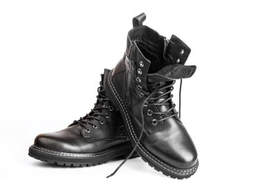 Siyah botlar beyaza izole edilmiş. Beyaza izole edilmiş çelik kaplama deri botlar. Siyah asker botları, siyah asker botları.